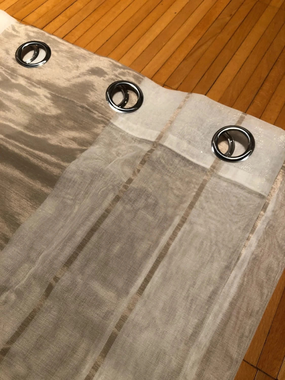 Tende voile semitrasparenti a righe con occhielli bianco e khaki