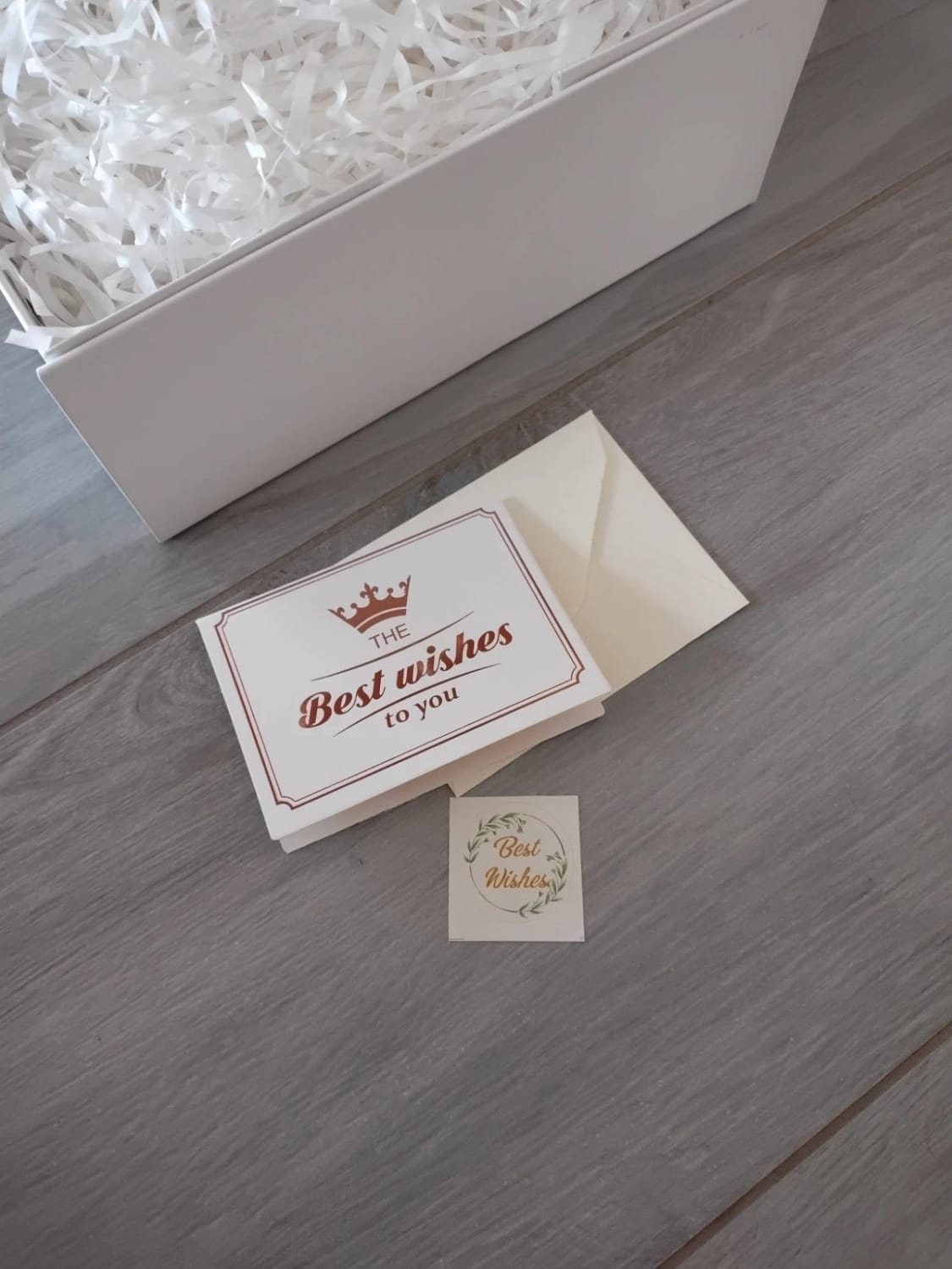 Scatola regalo bianca con coperchio e fiocco rettangolare