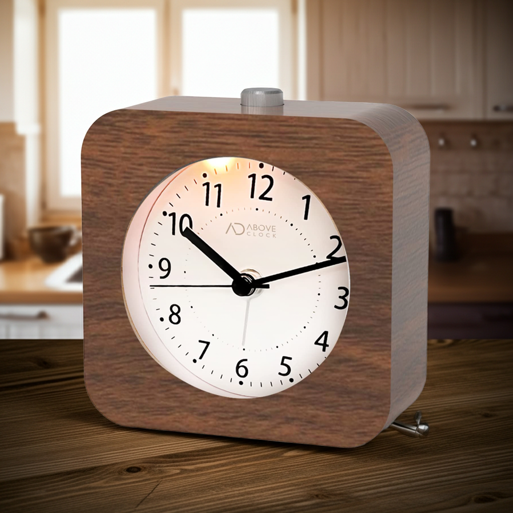 Sveglia analogica silenziosa in legno con snooze e luce notturna