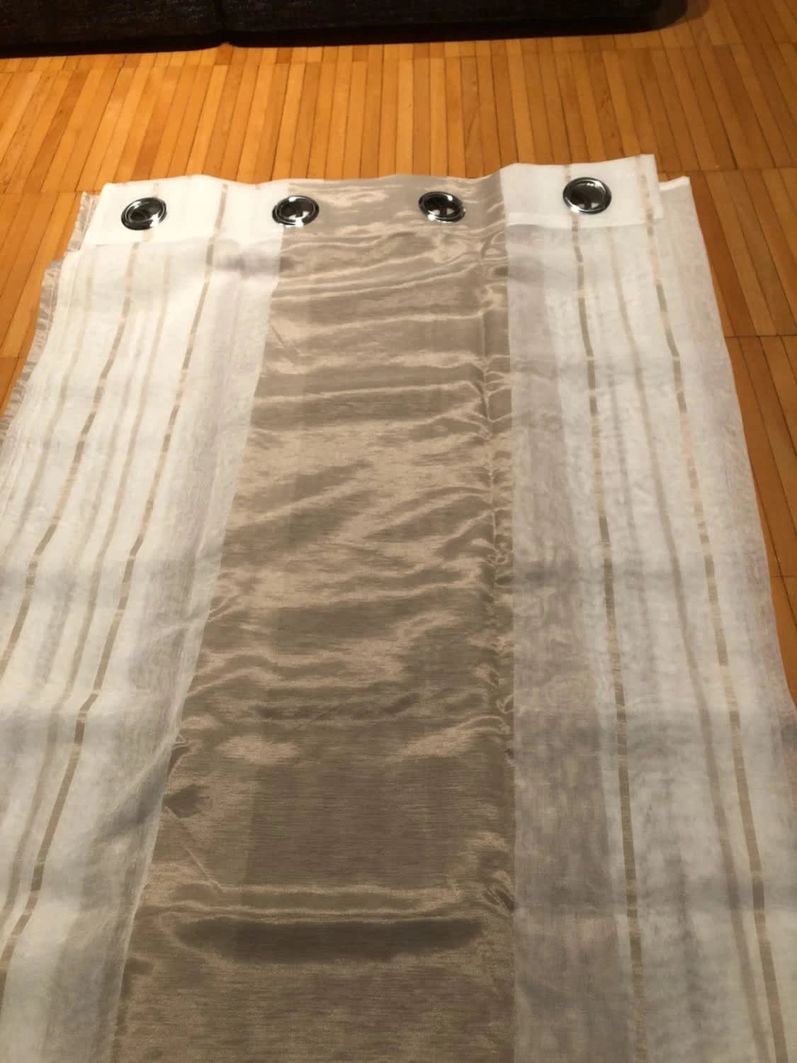 Tende voile semitrasparenti a righe con occhielli bianco e khaki
