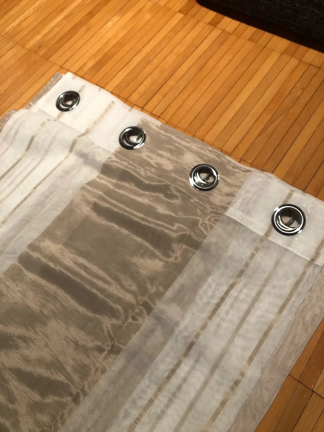 Tende voile semitrasparenti a righe con occhielli bianco e khaki