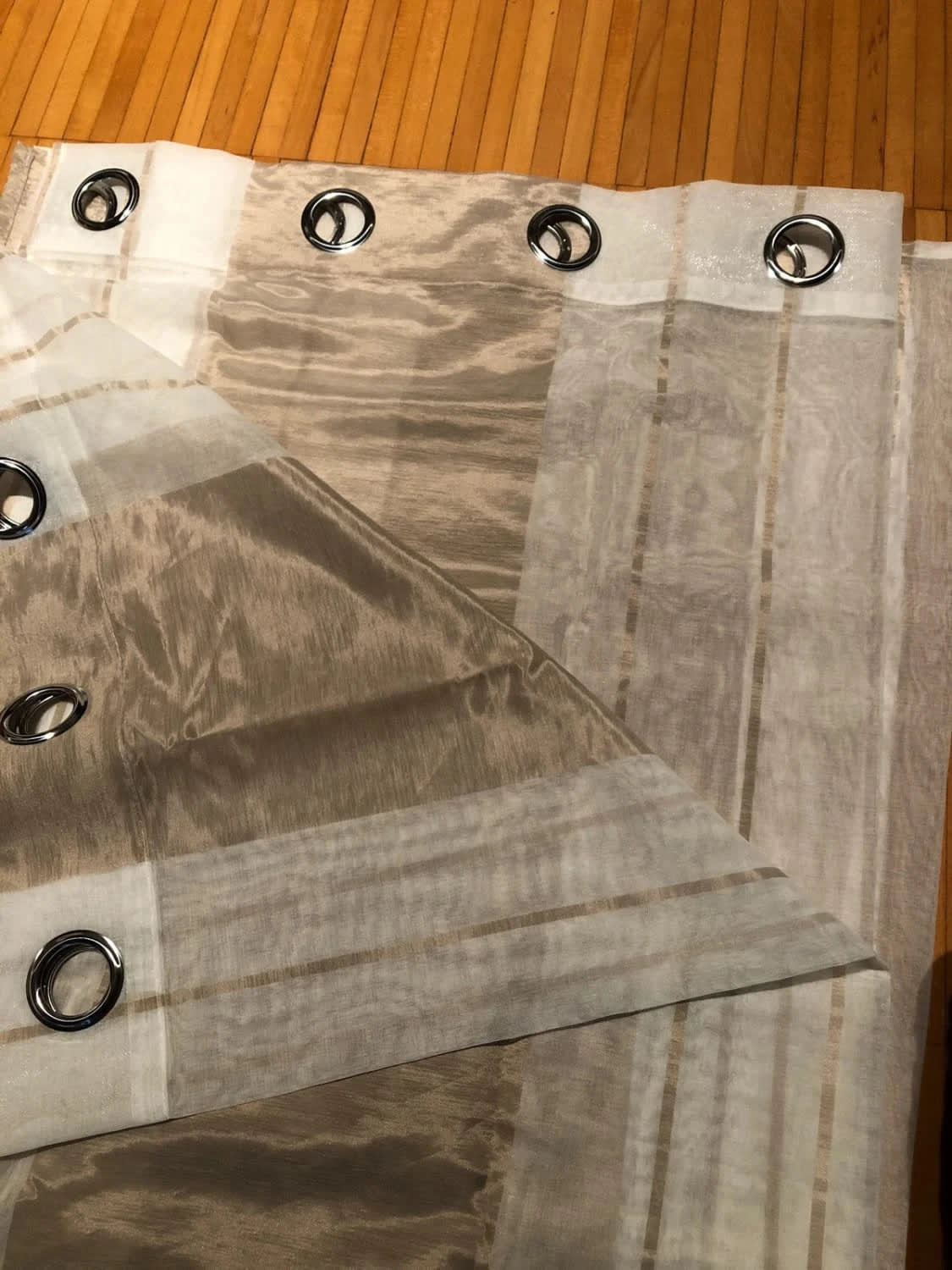 Tende voile semitrasparenti a righe con occhielli bianco e khaki