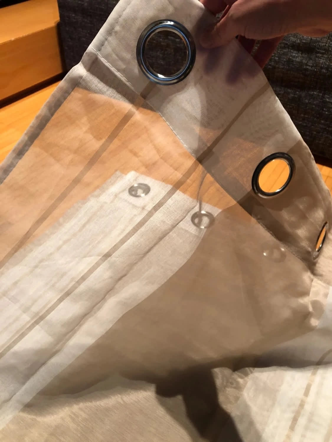 Tende voile semitrasparenti a righe con occhielli bianco e khaki