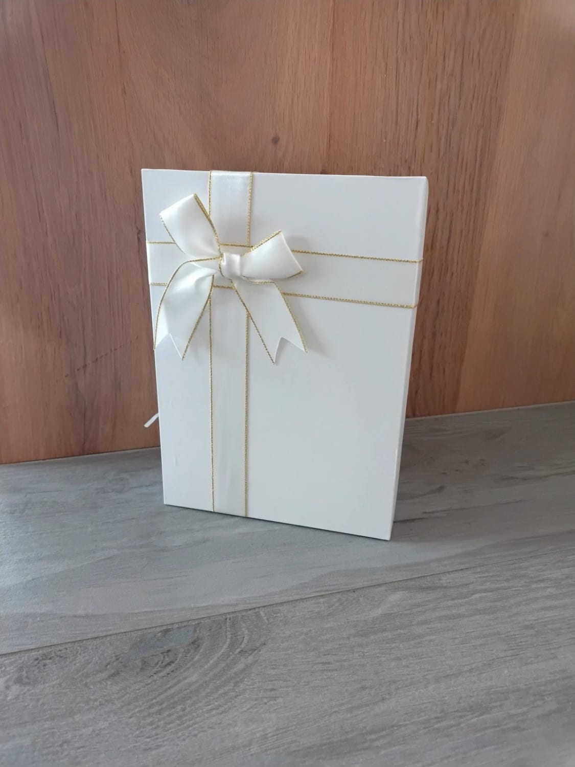 Scatola regalo bianca con coperchio e fiocco rettangolare