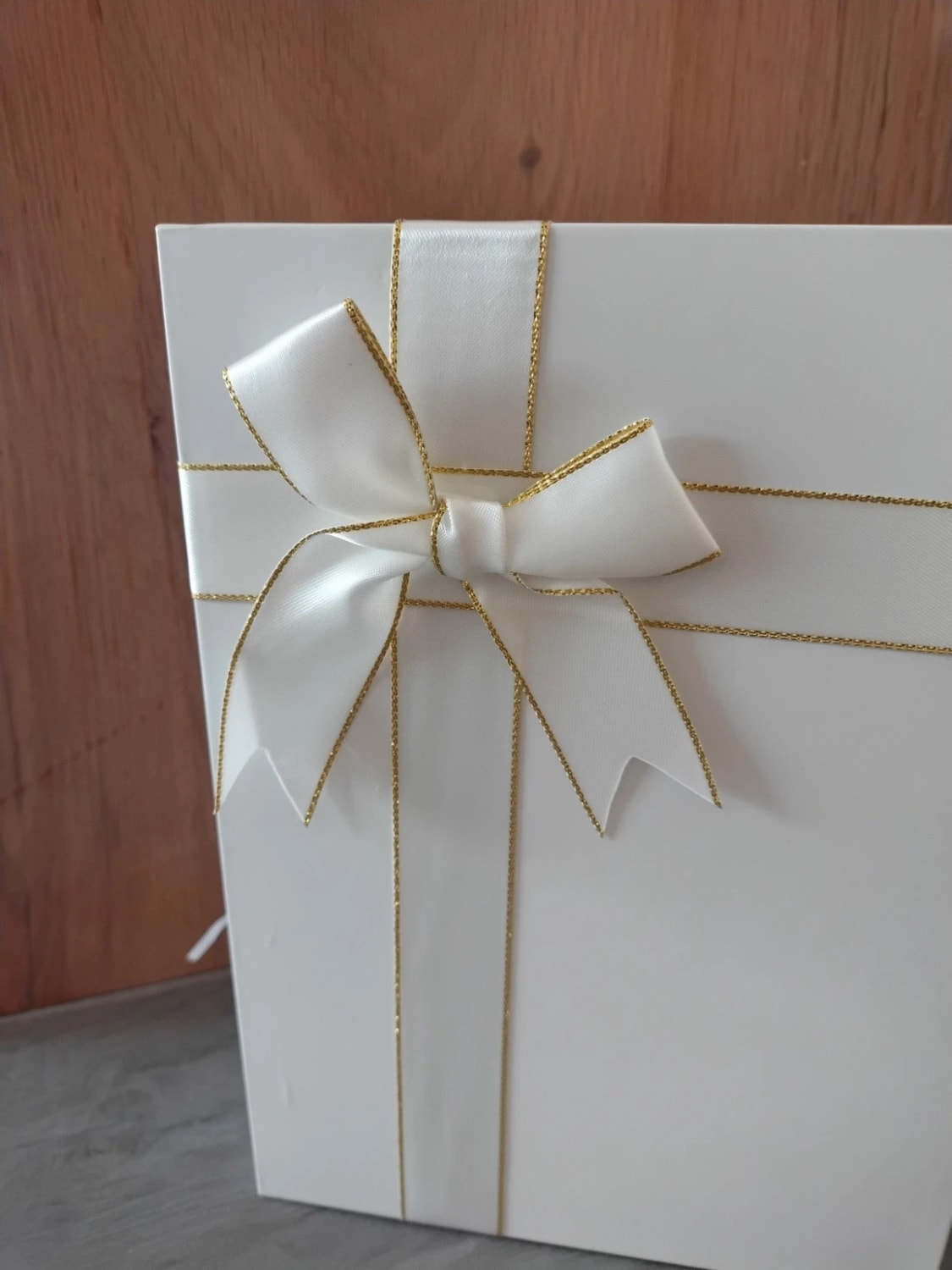 Scatola regalo bianca con coperchio e fiocco rettangolare