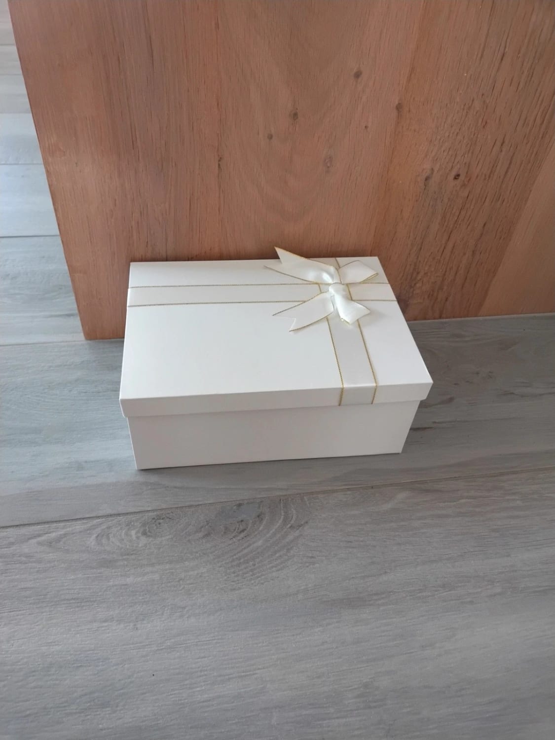 Scatola regalo bianca con coperchio e fiocco rettangolare