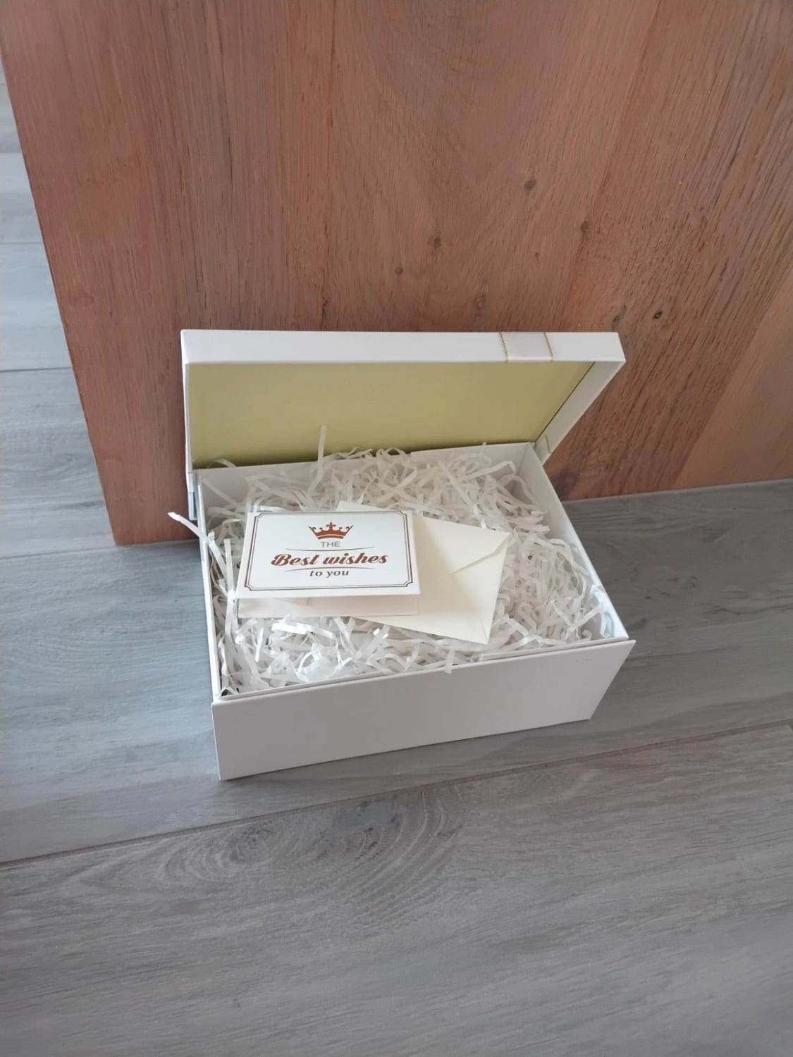 Scatola regalo bianca con coperchio e fiocco rettangolare