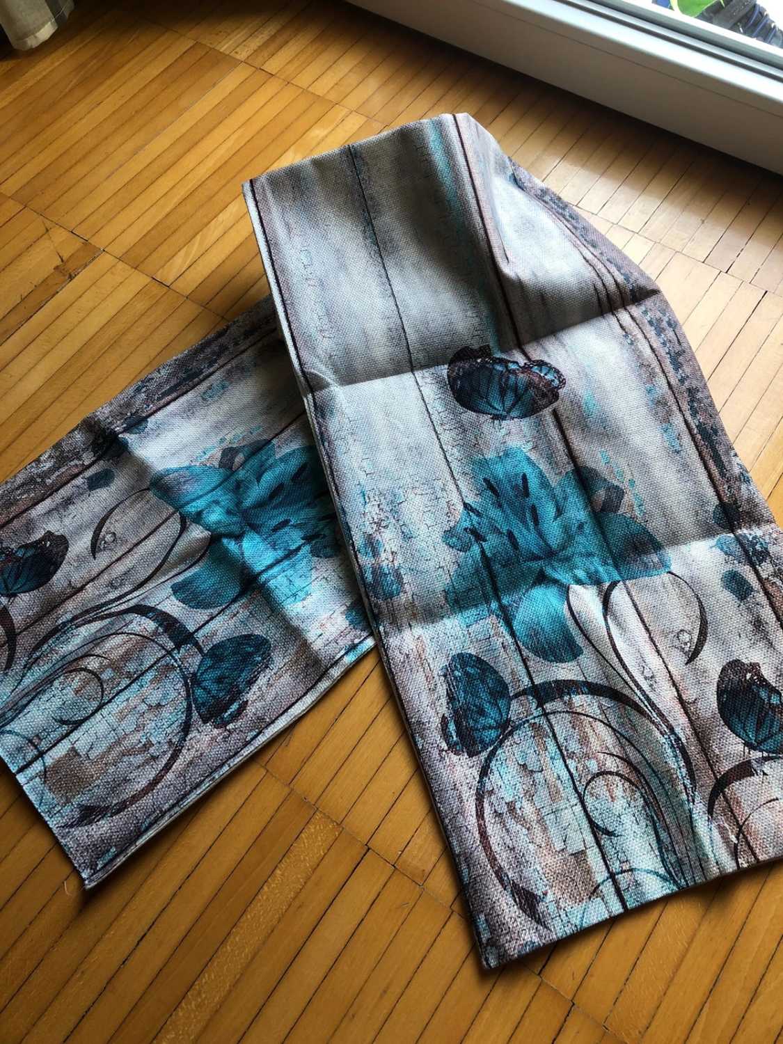 Runner da tavolo moderno con motivo gigli turchese – 33x183 cm