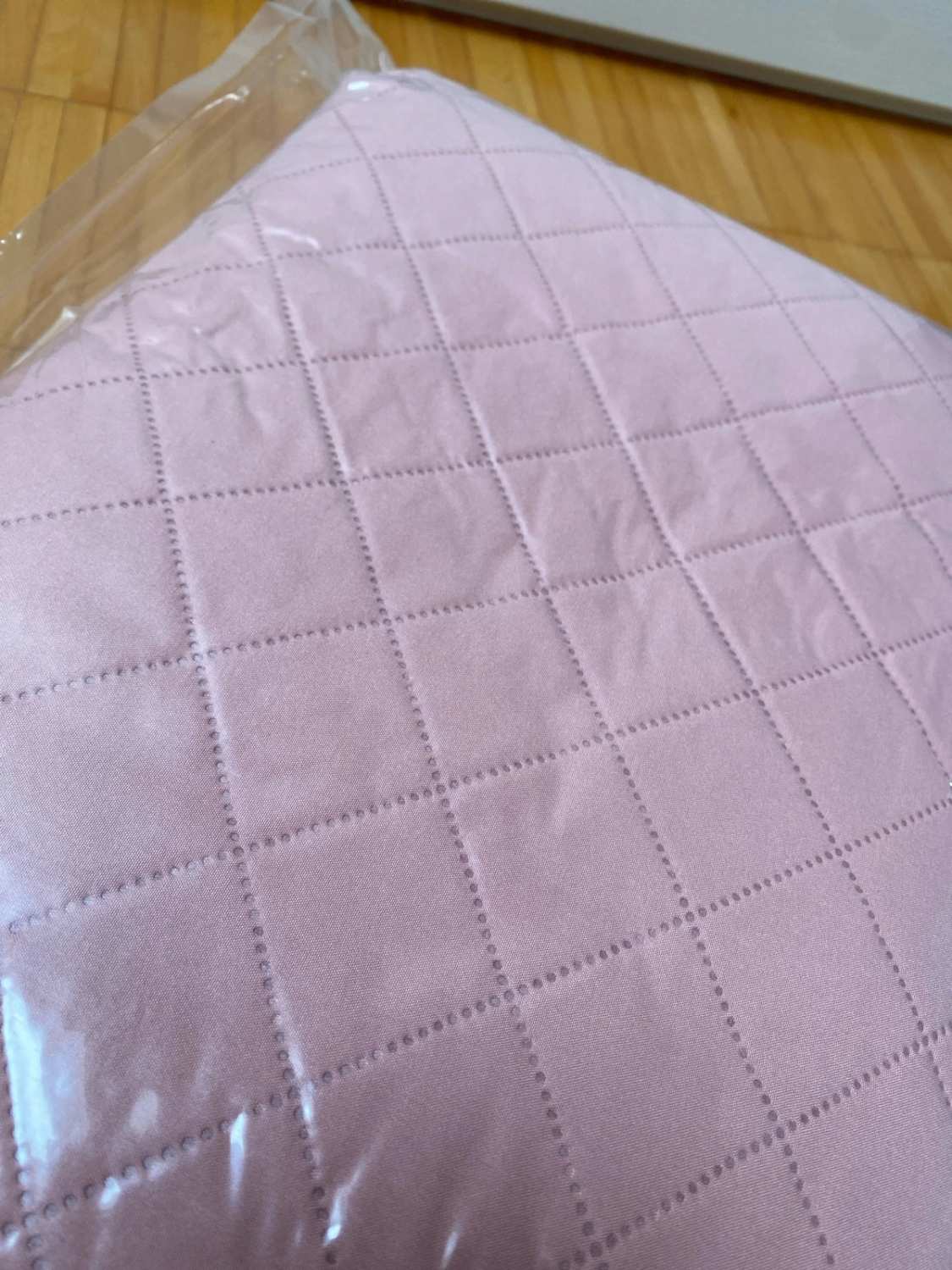 Copriletto rosa geometrico