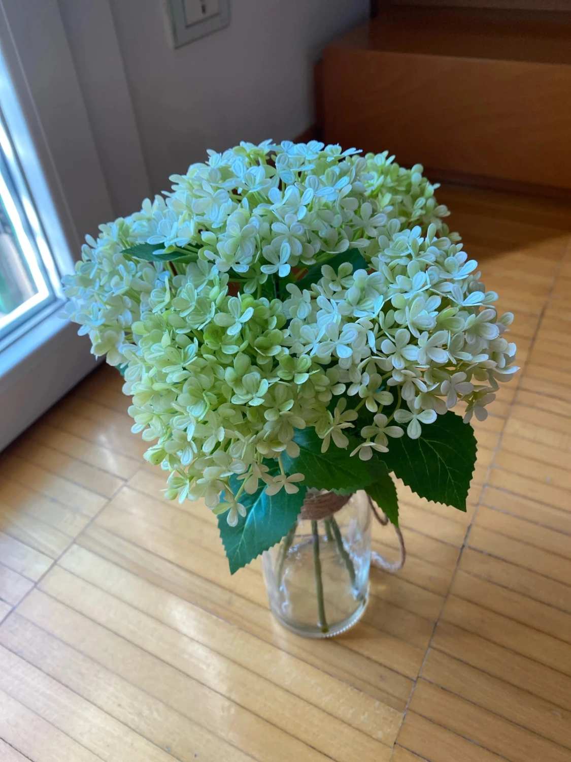 Bouquet di ortensie con vaso in vetro