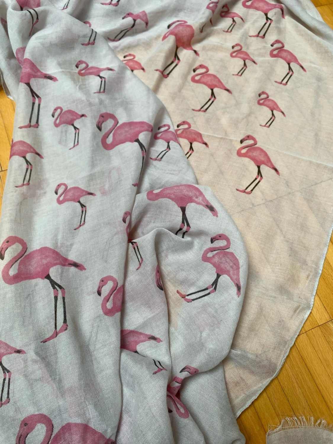 Sciarpa cotone sfrangiata stampa fenicotteri – beige e rosa