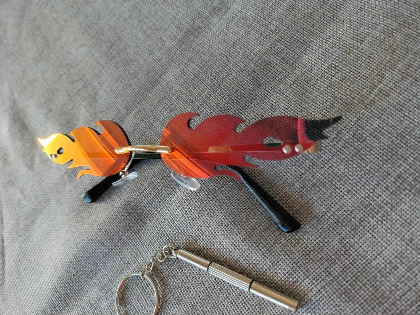 Occhiali da sole senza montatura effetto fiamma – Rosso specchiato