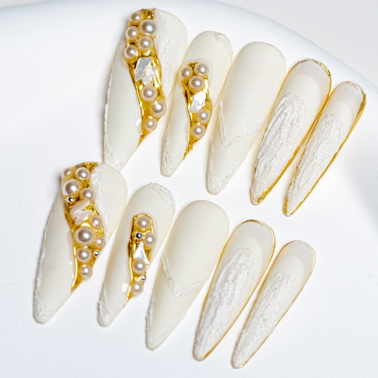 Unghie finte stiletto bianco/oro con strass – misura L
